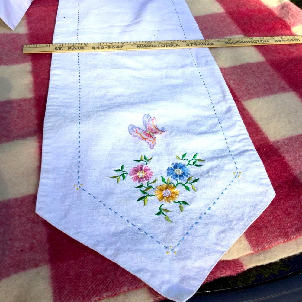 🦋 FLORAL TABLERUNNER w/BEAUTIFUL BUTTERFLIES